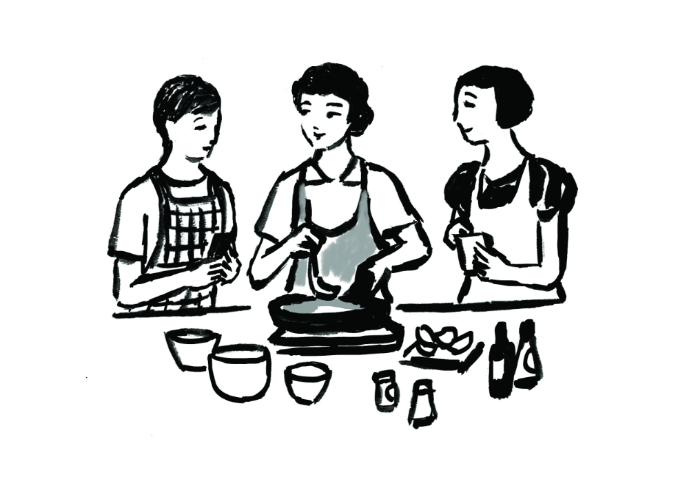 エプロン姿で料理をしながらお茶を楽しむ3人